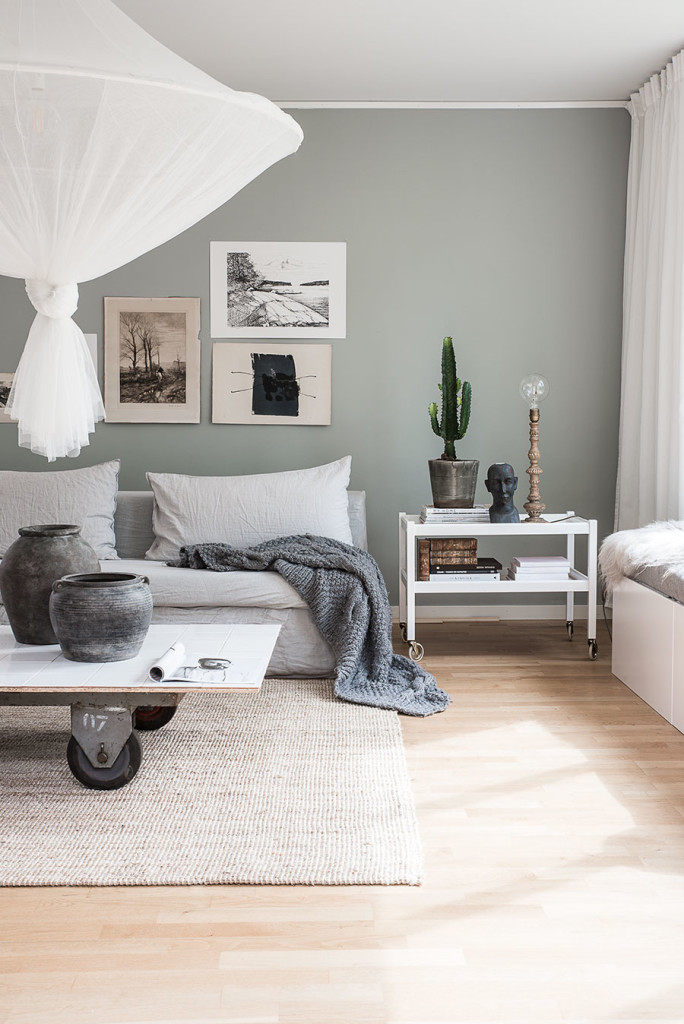 kaktus, naken glödlampa, grå soffa, grått vardagsrum, grå/grötn vardagsrum, DIY bord