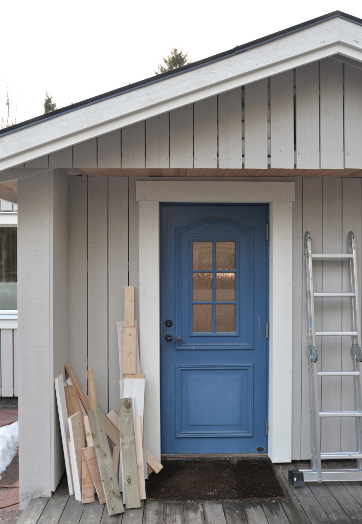 Totalrenovering, husfasad, renoveringsprojekt, grått hus, blå dörr