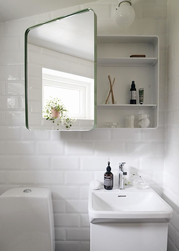 litet badrum, små badrum, svedberg, handfat forma i litet badrum, forma, spegelskåp holger i litet badrum, toalett i litet badrum, grönt spegelskåp i litet badrum