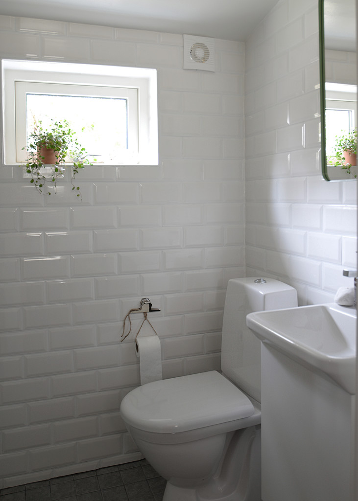 litet badrum, små badrum, svedberg, handfat forma i litet badrum, forma, spegelskåp holger i litet badrum, toalett i litet badrum, grönt spegelskåp i litet badrum