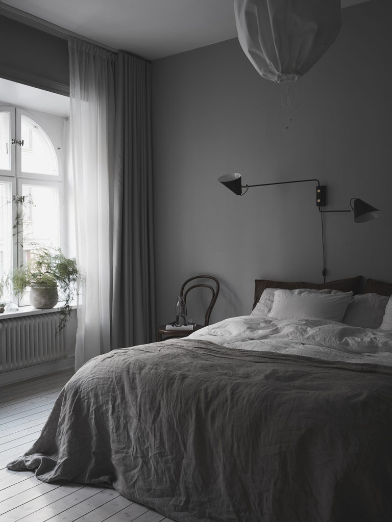 Ett grått sovrum i Linné